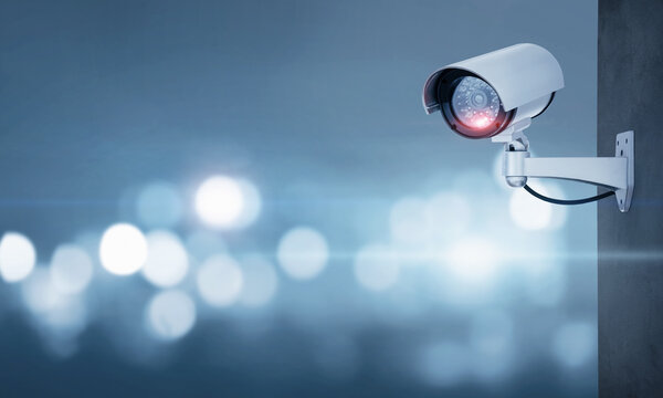 eine Überwachungskamera, die an einer Wand befestigt ist | © Adobe Stock